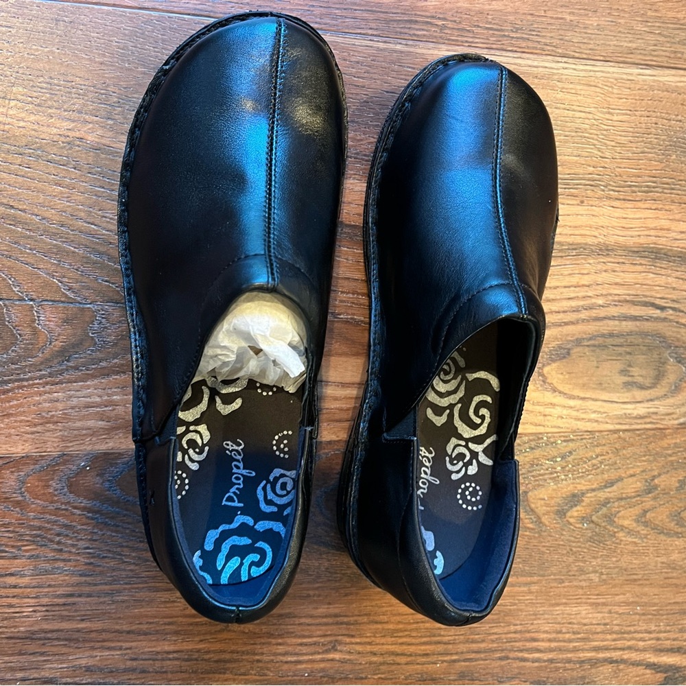 Propét 9.5 XW women’s shoe - black clogs. Black Leather Slip-On 9 1/2  X(2E) - Picture 6 of 14